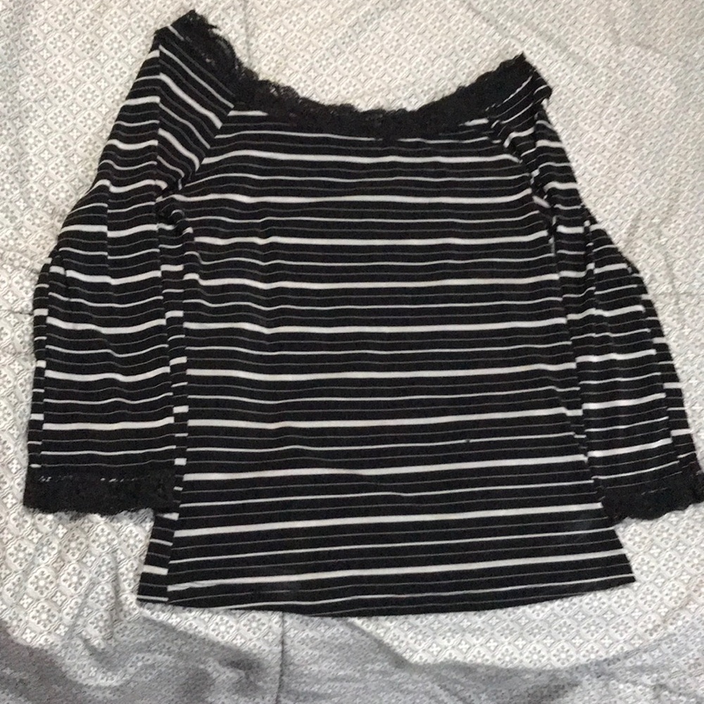 Stripped shirt, lace neckline and end of sleeve